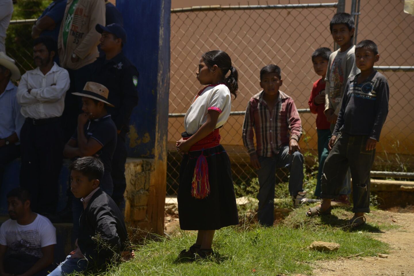 ALDAMA, CHIAPAS, 09AGOSTO2019.- En el marco del Día Internacional de los Pueblos indígenas el gobernador del estado Rutilio Escandon Cadenas y presidentes municipales de diferentes comunidades chiapanecas asistieron a la celebración. Aldama ha sido acechada por la violencia desde hace varios años, por un conflicto agrario donde se disputan sesenta hectáreas entre Aldama y Chenalho. El pasado 29 de julio Feliberto Perez Perez perdió la vida a causa de un tiroteo perpretao desde la zona de Santa Martha, por esta razón los pobladores de la comunidad se manifestaron y exigieron al estado una pronta resolución al problema y la indemnización por todos los daños y perdidas ocasionadas por la constante violencia. FOTO: ISABEL MATEOS /CUARTOSCURO.COM