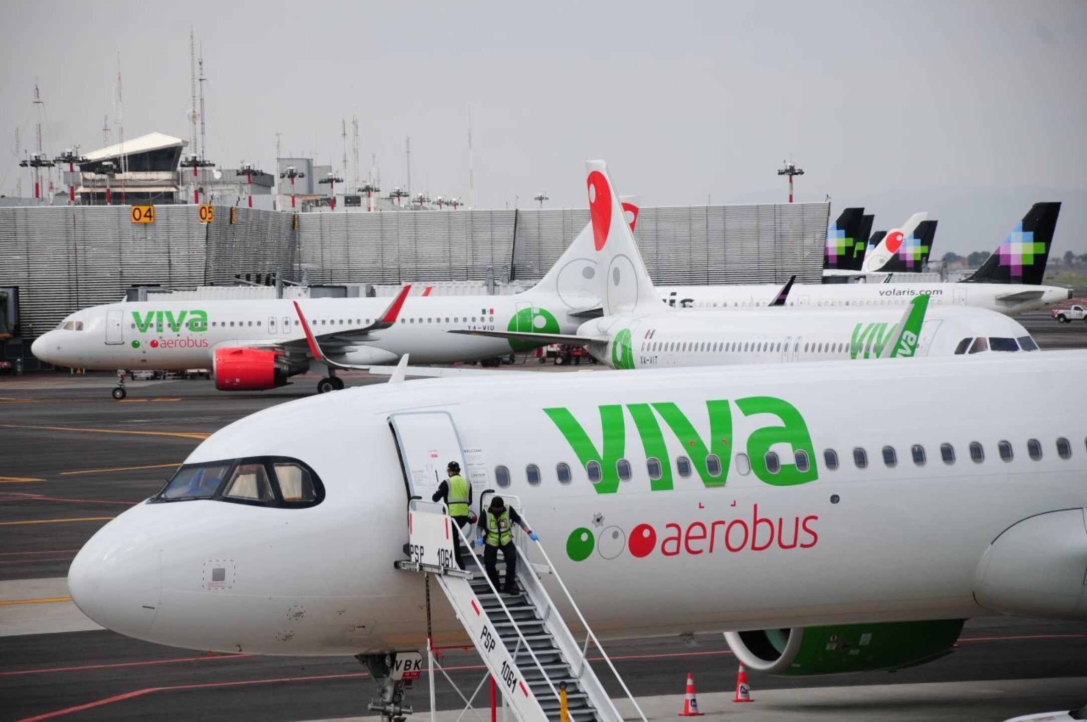 Avión de Viva Aerobus en el AICM.