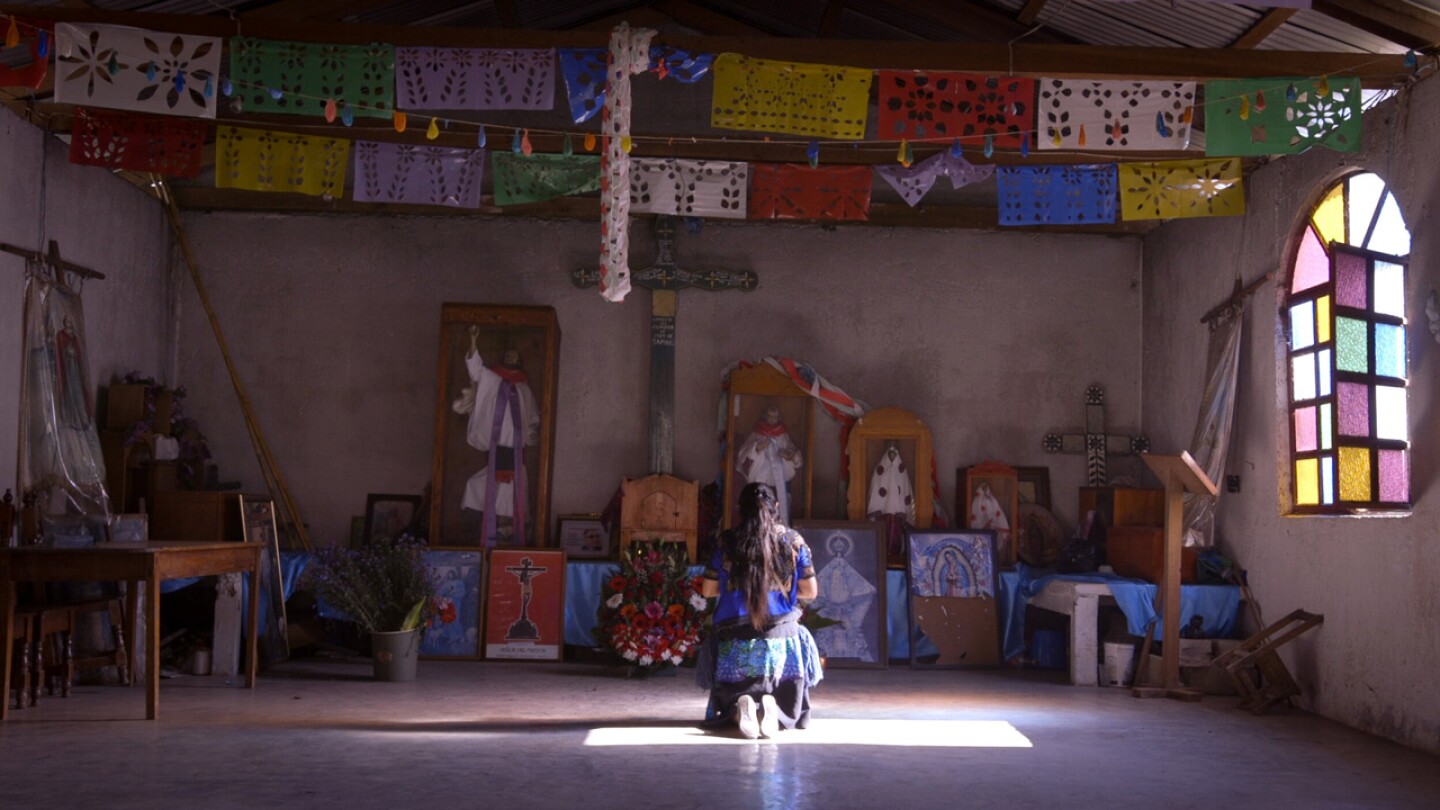 Docu Lupita +Praying-+Still
