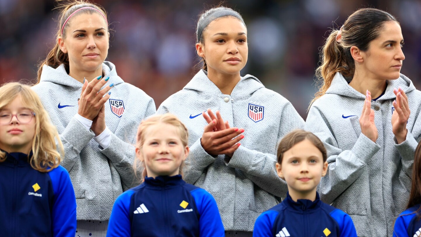 jugadoras-de-estados-unidos-en-silencio-durante-el-himno
