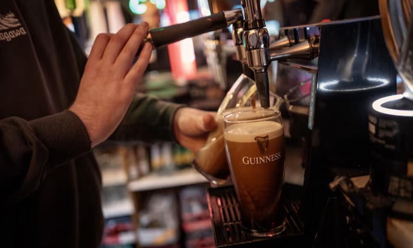 Un científico cree que la bebida debería servirse en varias partes, en lugar de una sola, para ajustar la proporción de líquido y espuma. Foto: Sarah Lee/The Guardian