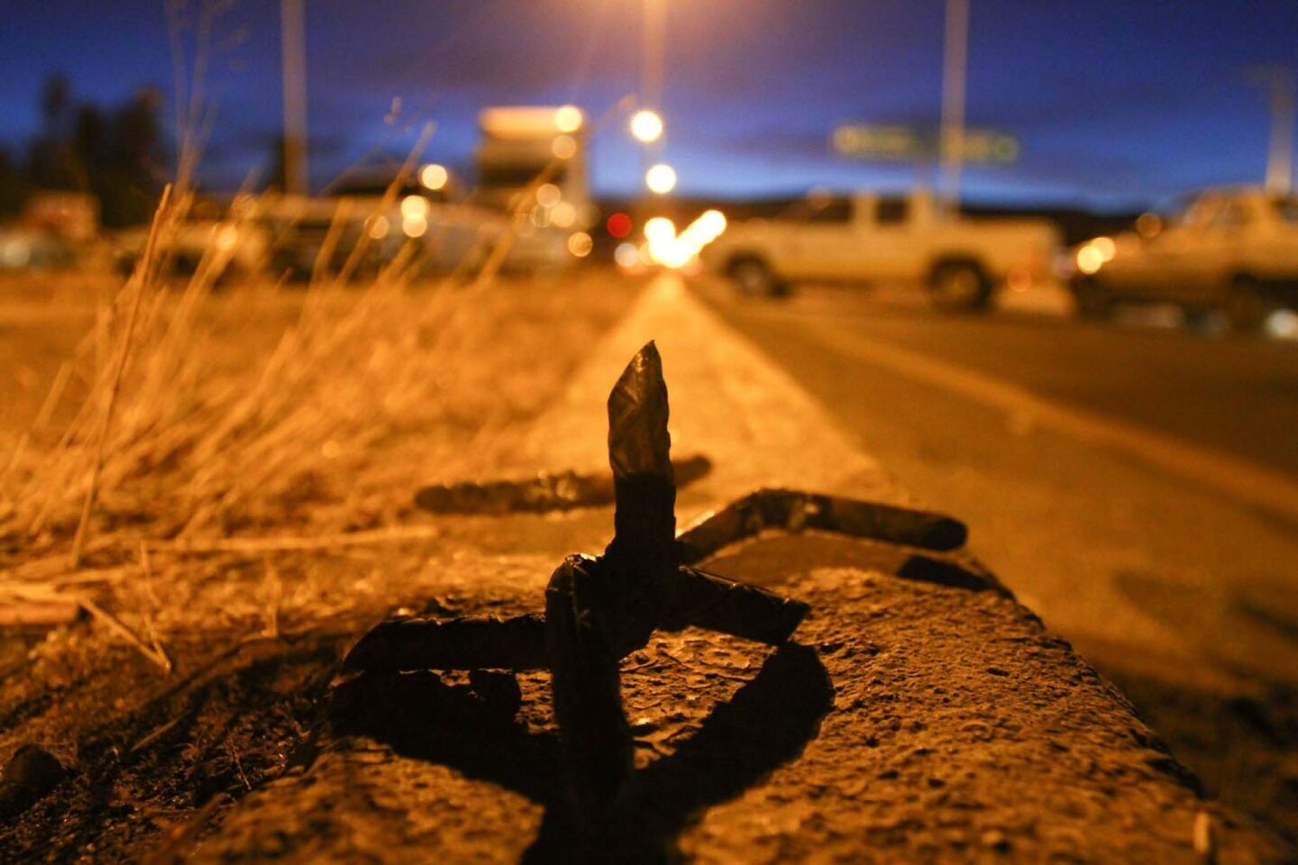 GUADALUPE, ZACATECAS, 11ENERO2012.- Esta tarde noche se registraron bloqueos en la zona urbana del municipio metropolitano de Guadalupe a 10 minutos de la capital zacatecana, ésto a consecuencia de diversos enfrentamientos entre delincuentes y Policías Federales en los municipios de Fresnillo y Enrique Estrada, derivadas por un operativo implementado por fuerzas federales. Los presuntos delincuentes huyeron hacia el sur del estado, y realizaron bloqueos con vehículos de motor para evitar ser detenidos en el municipio de Morelos, en la capital, sobre el boulevard López Portillo y en el municipio de Guadalupe, en la vía que conduce a Trancoso. La Procuraduría General de Justicia de Zacatecas confirma la muerte de 9 personas.FOTO: GUADALUPE ROMERO/CUARTOSCURO.COM
