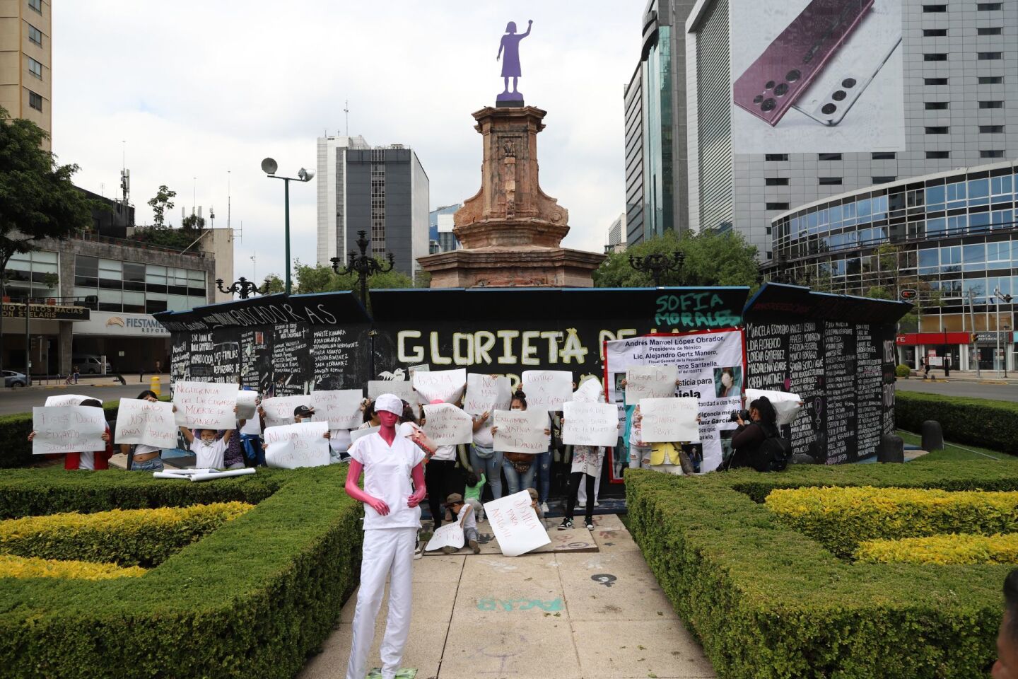 Protesta pacífica de los familiares de la enfermera Daniela Abigail de la Cruz Suárez que presuntamente murió por una negligencia médica cometida en el Hospital 1ero de Octubre en la glorieta a la Joven de Amajac.