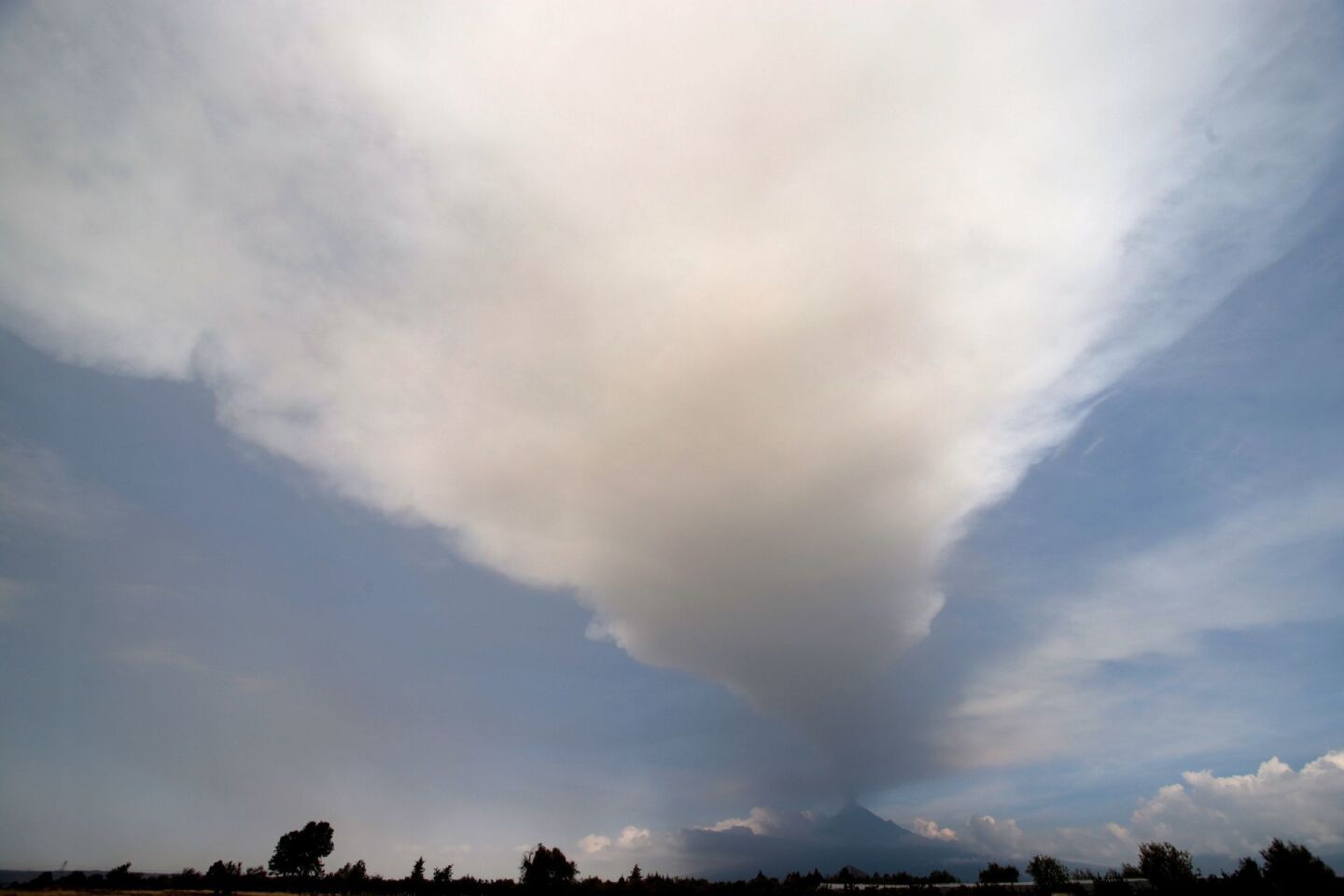 El volcán Popocatépetl lanzó enorme columna de ceniza este domingo. El Semáforo de Alerta Volcánica sube a Amarillo Fase 3 por la intensa actividad del coloso en los últimos días.