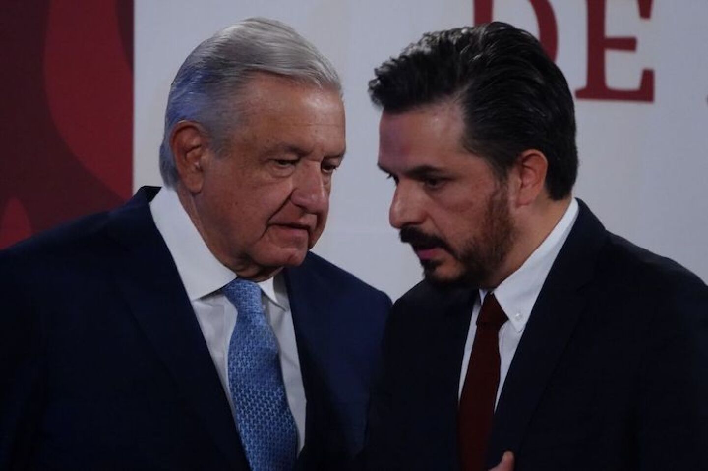 Andrés Manuel López Obrador y Zoé Robledo durante la conferencia de prensa matutina.