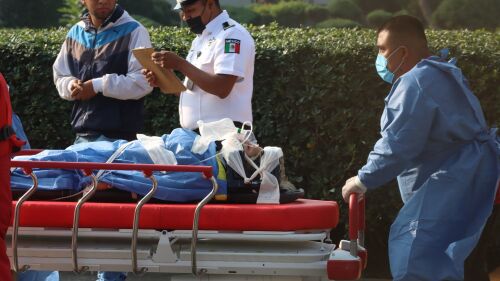 Traslado de una mujer lesionada tras la volcadura de una combi en la autopista México-Puebla al hospital Magdalena de las Salinas en la alcaldía Gustavo A. Madero.