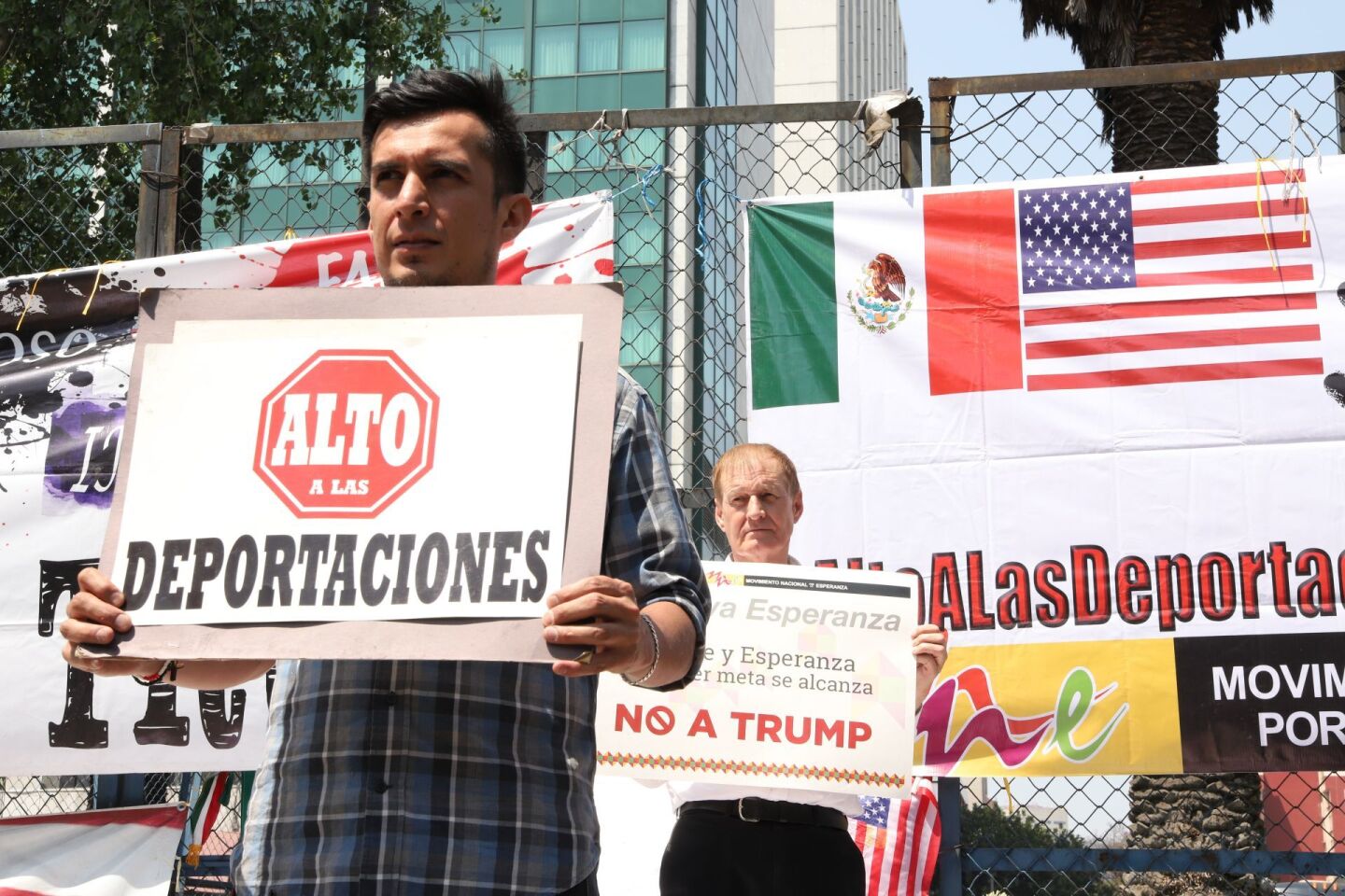 CIUDAD DE MÉXICO, 05MARZO2018.- Ciudadano nacionales y extranjero protestaron afuera de la embajada de Estados Unidos para pedir alto a las deportaciones de latinos en Estados Unidos, como resultado de las políticas antimigratorias de Donald Trump. FOTO: BERNANDINO HERNÁNDEZ /CUARTOSCURO.COM