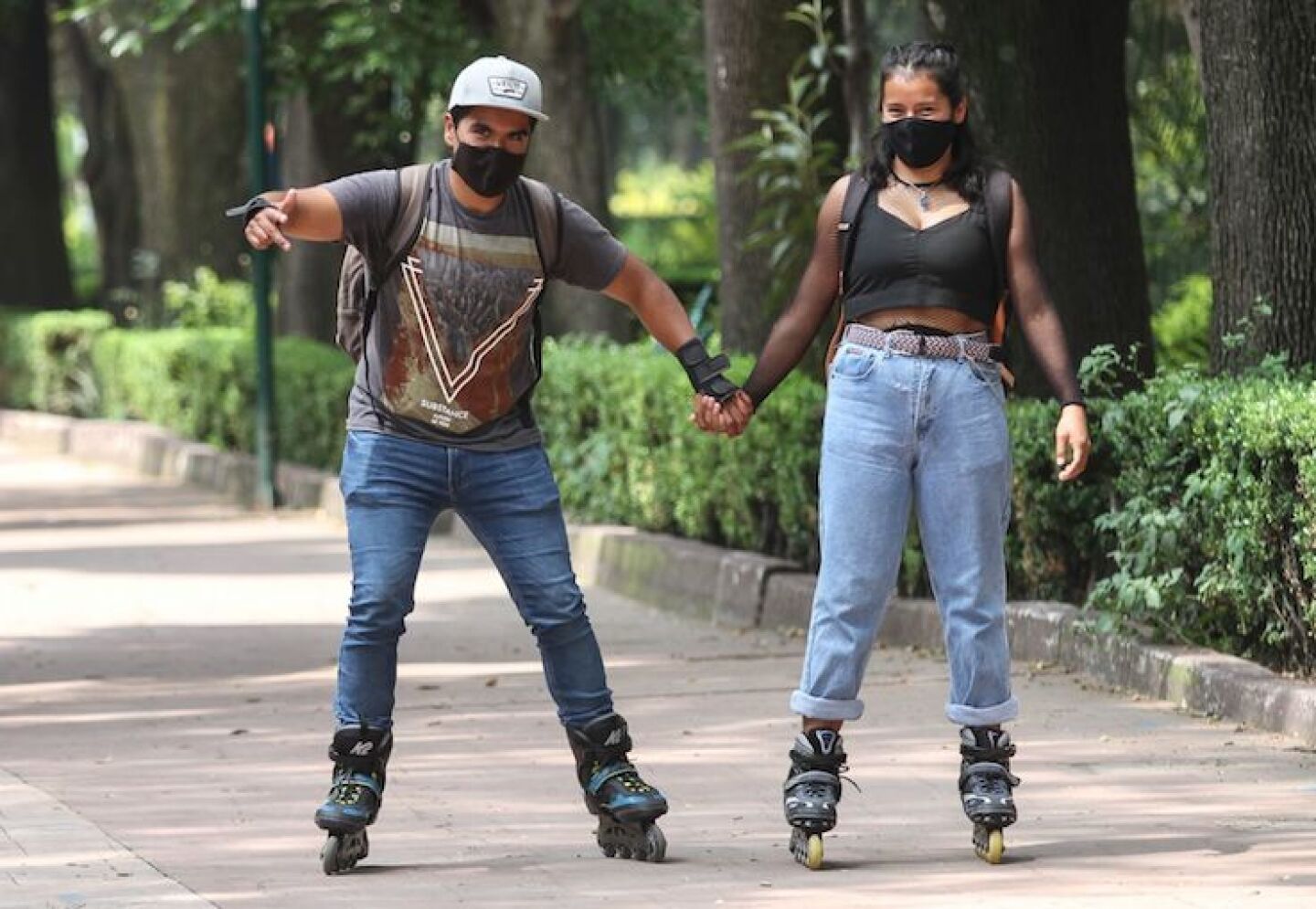 Pareja patina tomada de las manos en el Parque de los Venados .