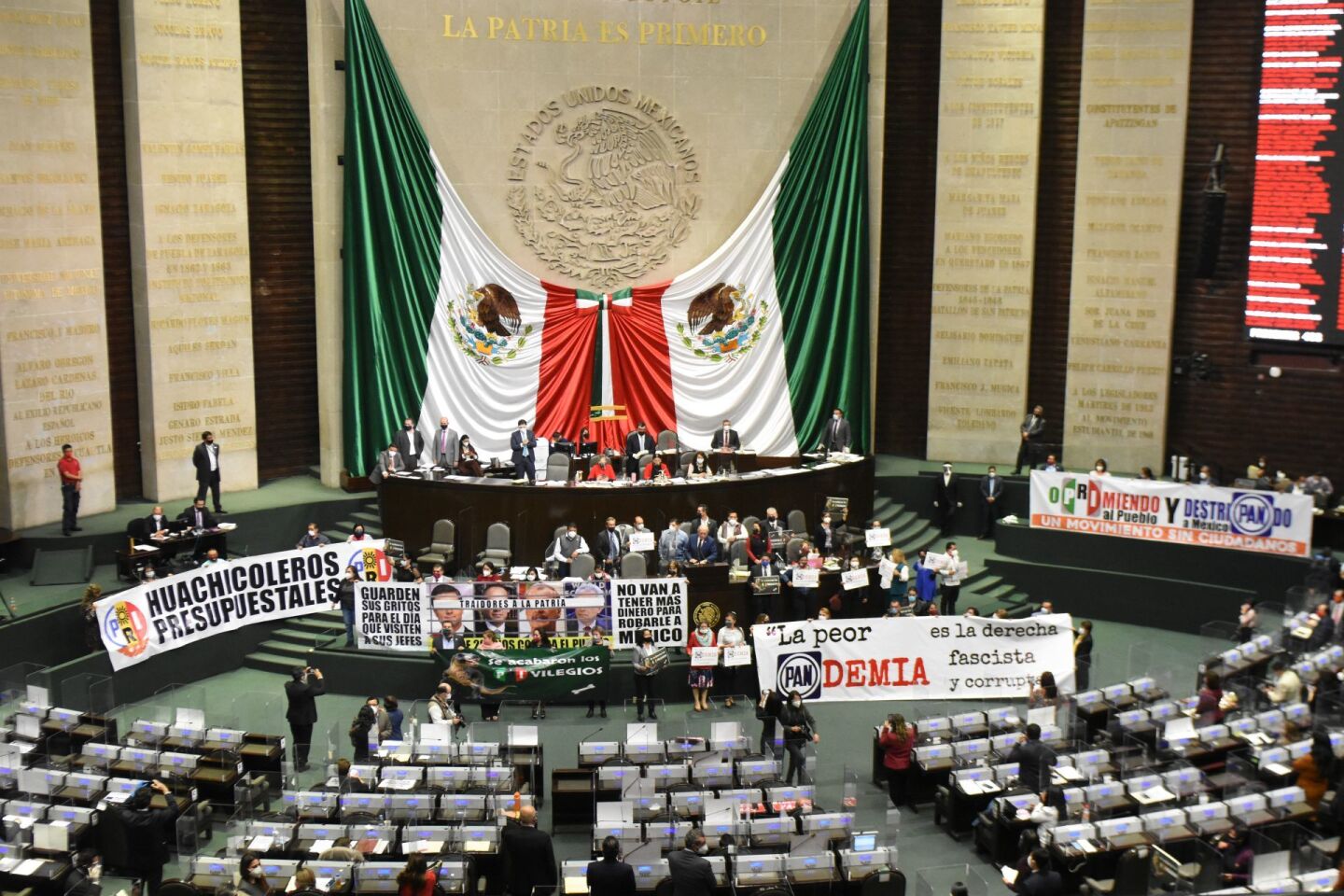 La bancada de Morena protesta contra su oposición en la Cámara de Diputados durante la sesión de este martes.