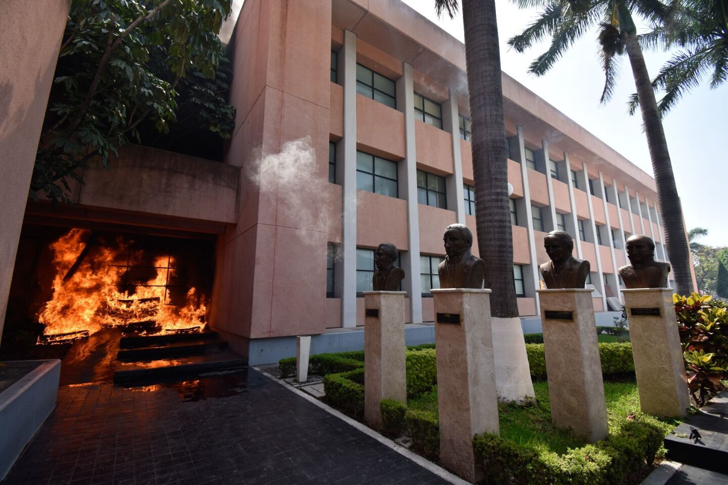 Normalistas de Ayotzinapa vandalizan Congreso de Guerrero