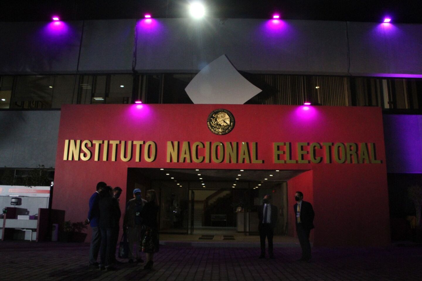 Aspectos de la sede central del INE, momentos antes de los resultados preliminares.