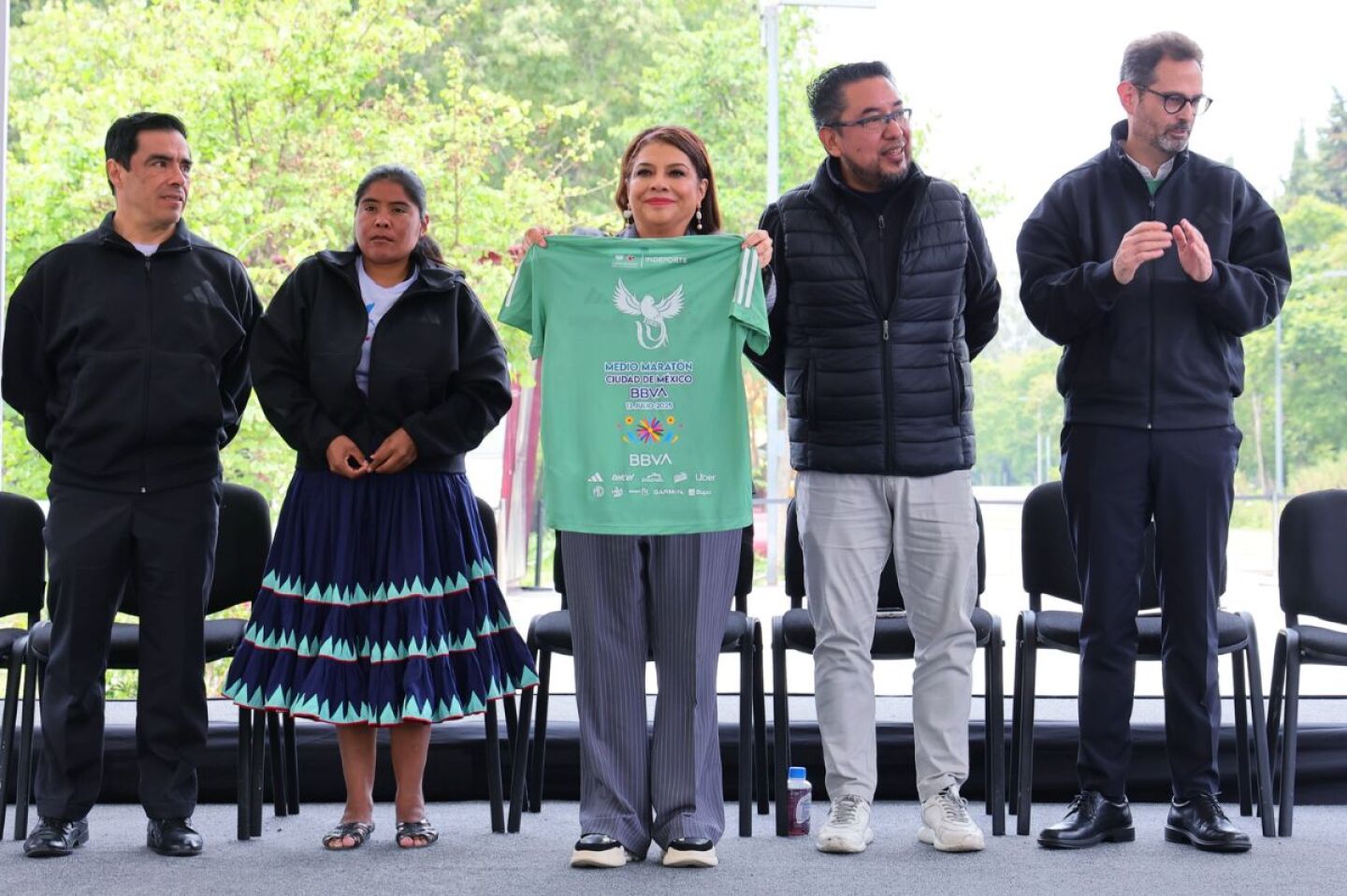 maraton-cdmx-2025-clara-brugada-presenta-medallas-y-playeras-del-maraton-en-homenaje-a-tenochtitlan