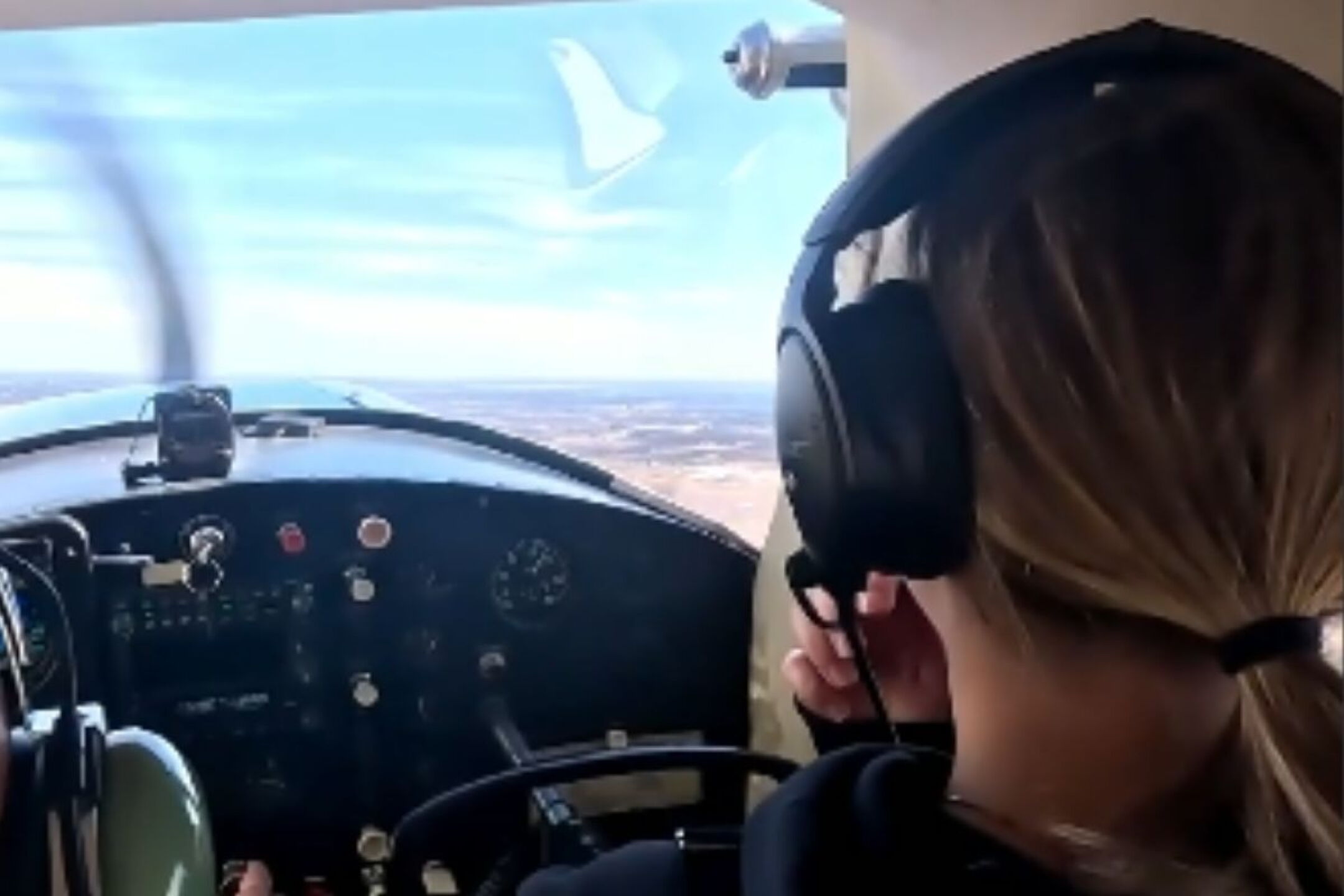 Leandro Andrés Bertazzo se avienta del avion enfrente de su alumna de 20 años que paso