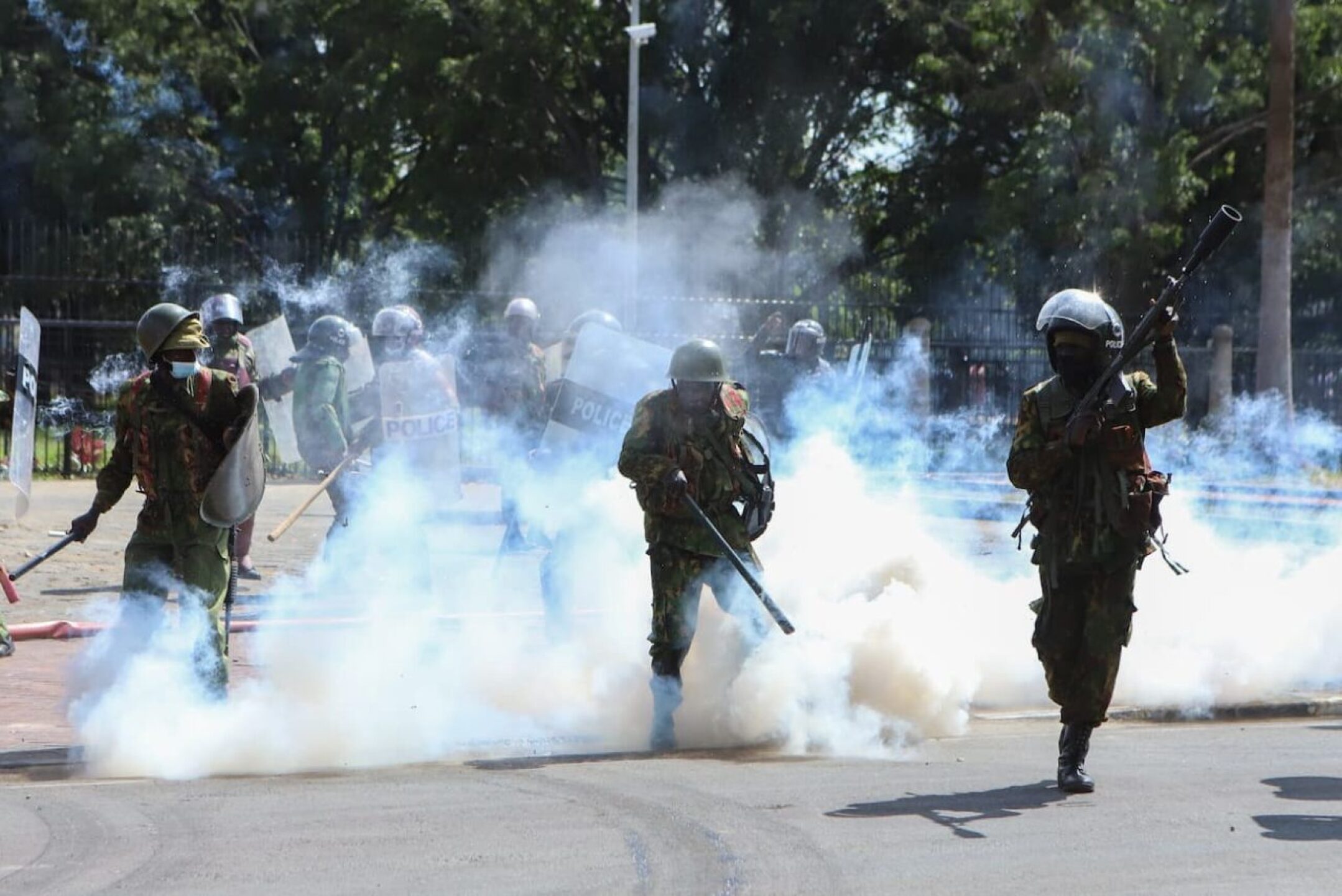El-Gobierno-de-Kenia-ordeno-este-martes-el-despliegue-del-Ejercito-por-las-protestas-contra-un-proyecto-de-ley-de-subidas-fiscales-que-provocaron-el-asalto-de-manifestantes-al-Parl-copia-1280x854