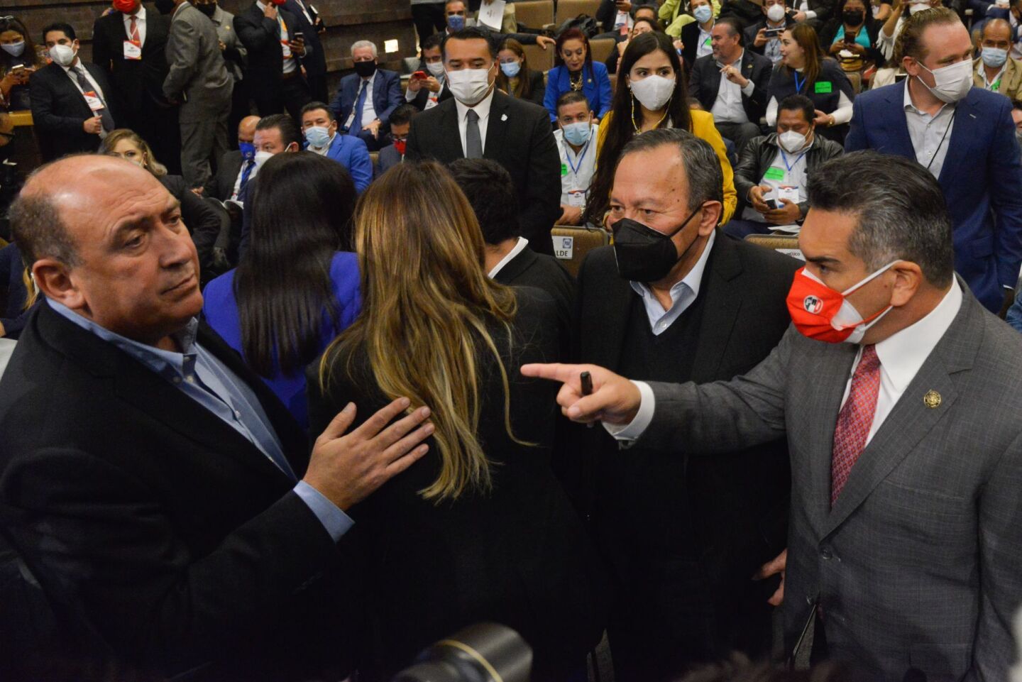 Rubén Moreira, diputado y coordinador del PRI, junto a los dirigentes nacionales: Jesús Zambrano (PRD); Alejandro Moreno Cárdenas (PRI) y Marko Cortés (PAN), durante la reunión que sostuvieron con alcaldes de la alianza Va por México.