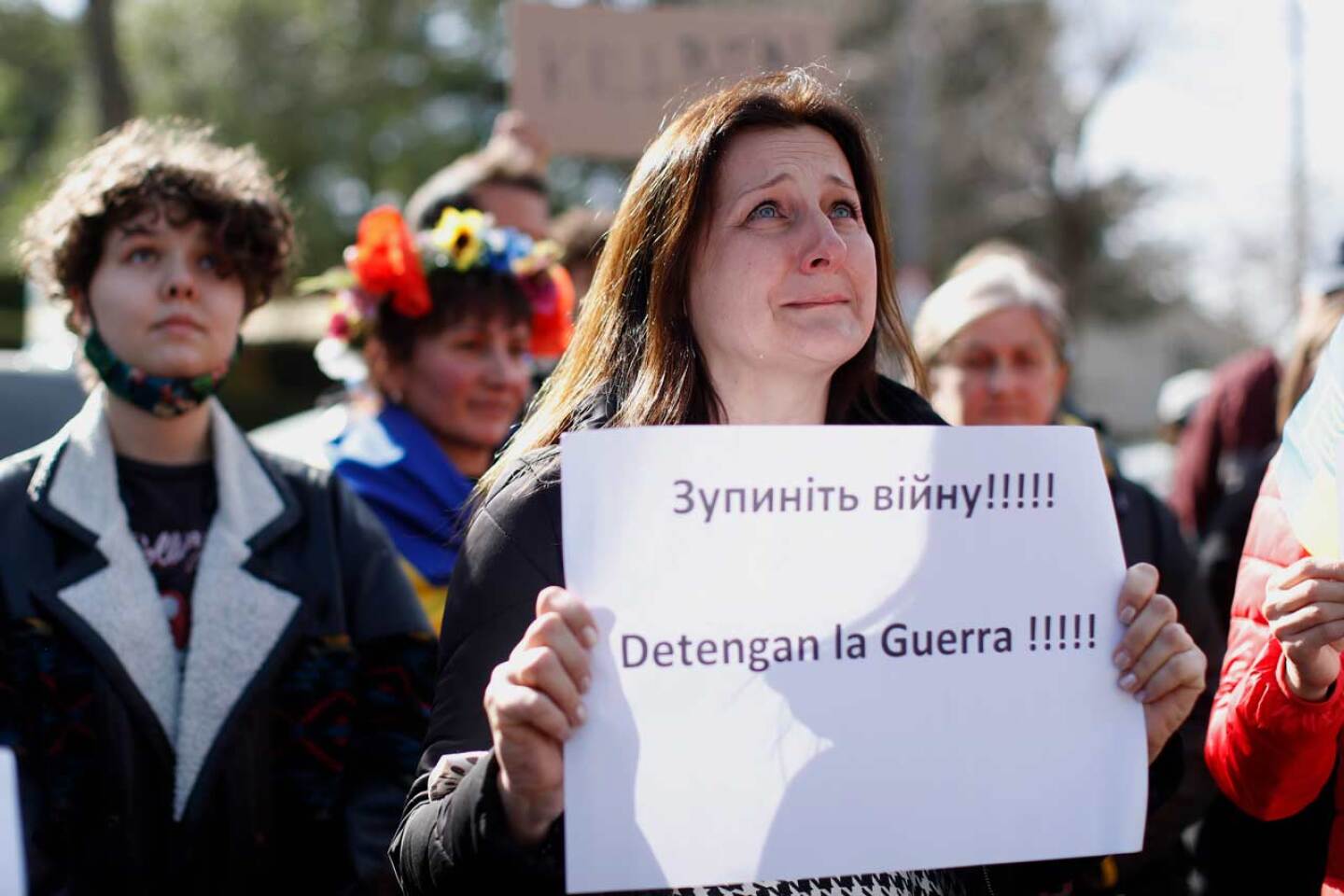 Ucranianos se concentran contra la guerra ante consulado ruso en Barcelona