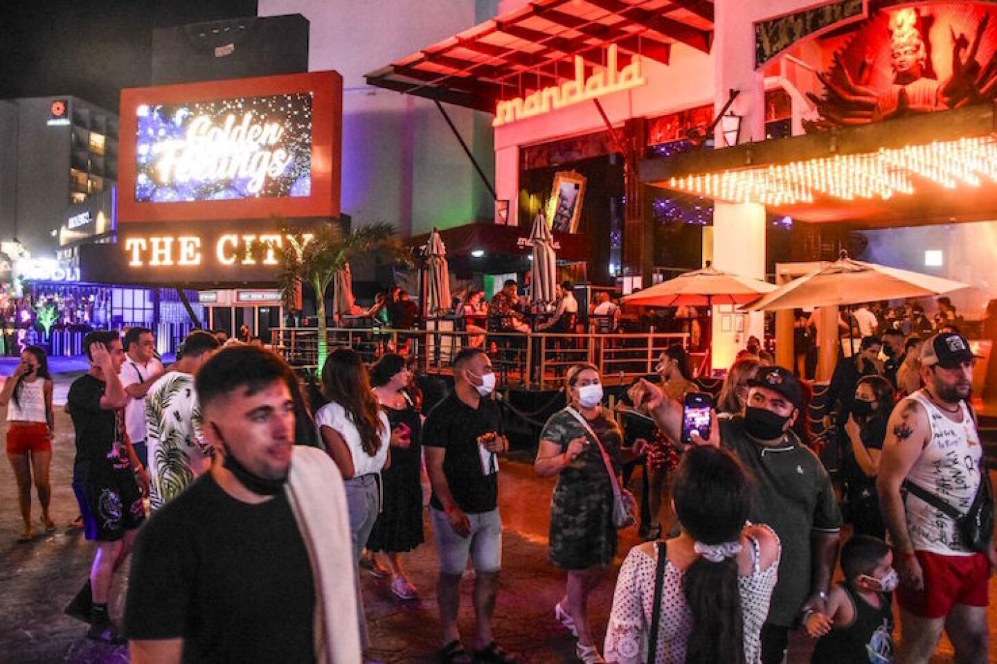 Cientos de turistas nacionales y extranjeros disfrutan de las discos y bares de la zona turística de este destino en el marco del Semáforo Amarillo por la pandemia del Covid-19