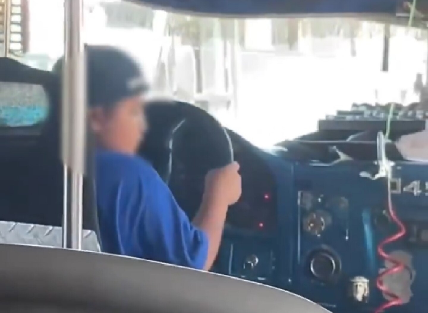 Niño manejando autobús en Durango.jpg