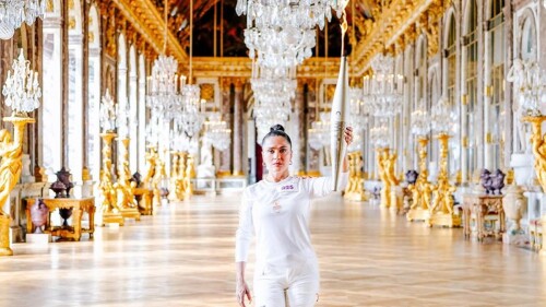 salma_hayek_antorcha_olimpica_paris_2024_
