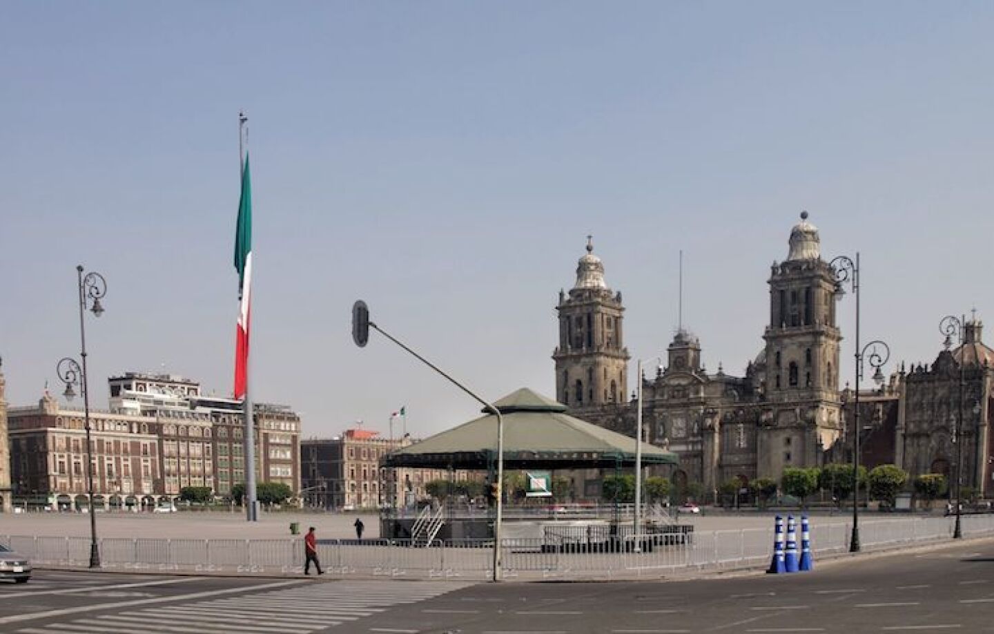 La plancha del Zócalo Capitalino, amaneció cercado por vallas metálicas, con el objetivo de restringir el paso de los ciudadanos para evitar las concentraciones y con ello la propagación del coronavirus, órdenes del Gobierno de México