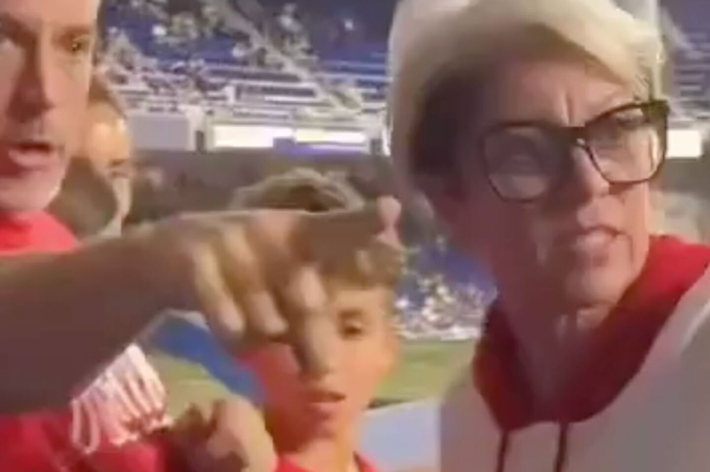 aficionada-de-los-phillies-es-bautizada-como-karen-y-la-loca-de-los-phillies-tras-arrebatar-pelota-a-un-nino-video