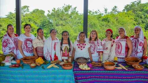 12 mujeres que presentaron el libro _Mujeres del Fuego, saberes y sabores de Colima_