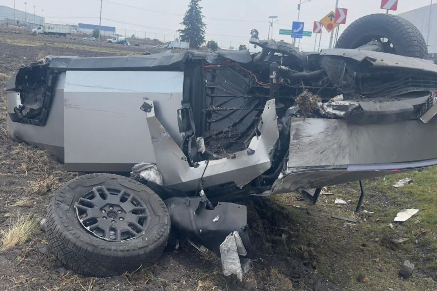 cybertruck-de-tesla-queda-destrozada-tras-accidente-en-la-autopista-toluca-naucalpan-hay-una-mujer-lesionada
