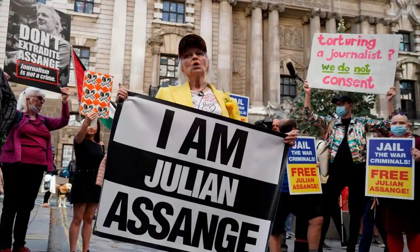 niegan_a_julian_assange_permiso_para_asistir_al_funeral_de_vivienne_westwood