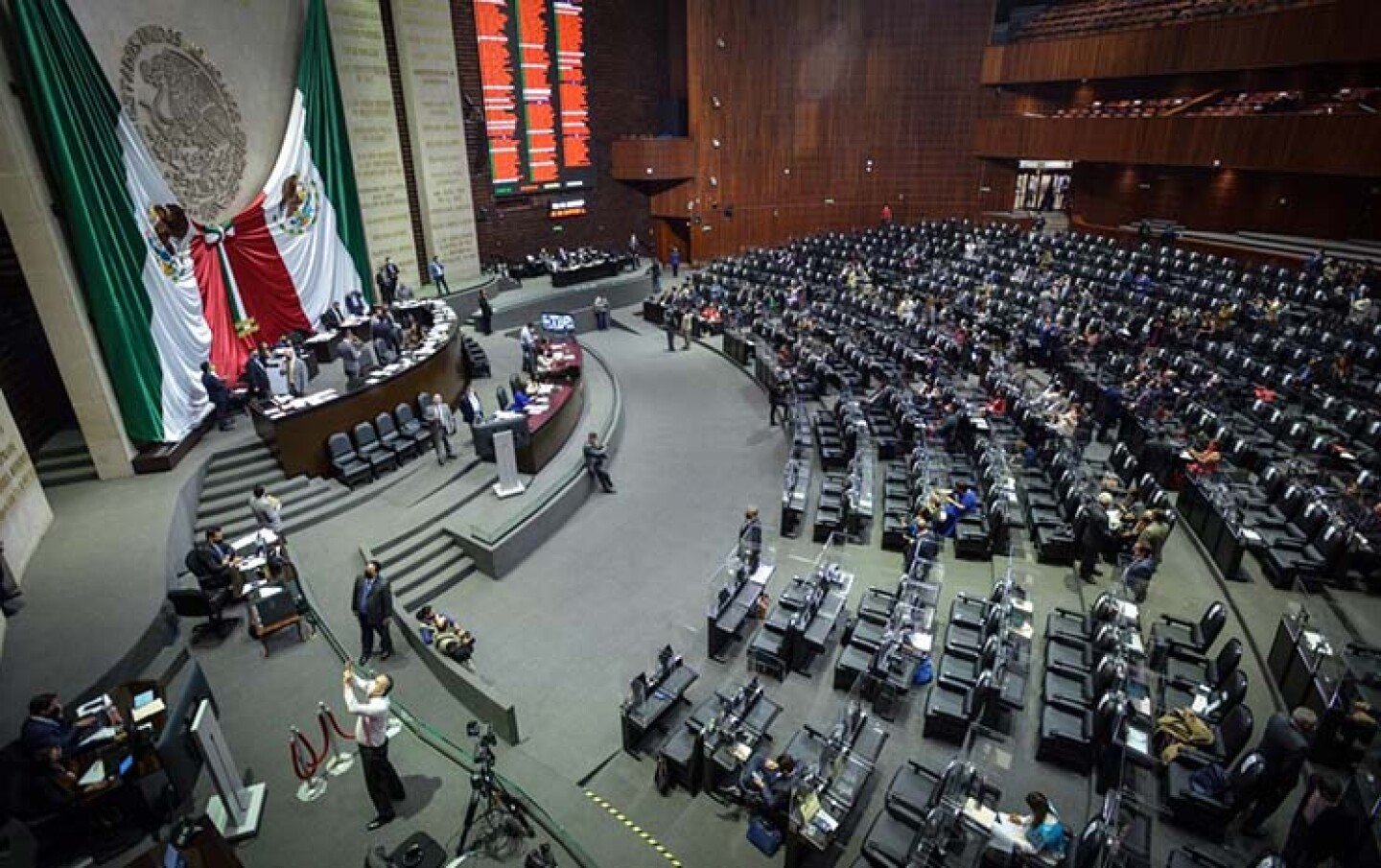 Con 338 votos a favor, 142 en contra y 2 abstenciones, fue aprobada en lo general la minuta con proyecto de Decreto por el que se expide la Ley Orgánica de la Armada de México.