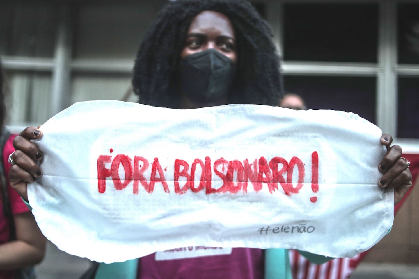 Mujeres protestan contra el veto de Bolsonaro a distribución gratis de tampones
