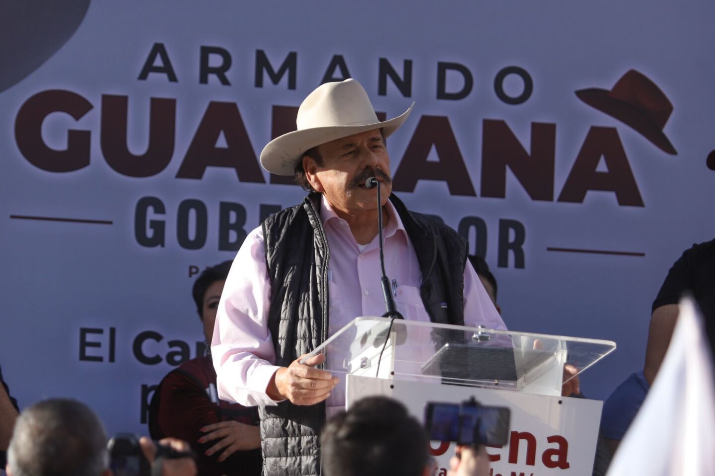 Armando Guadiana, precandidato de Morena a la gubernatura de Coahuila, se reunió con habitantes de la colonia Pueblo Insurgentes.