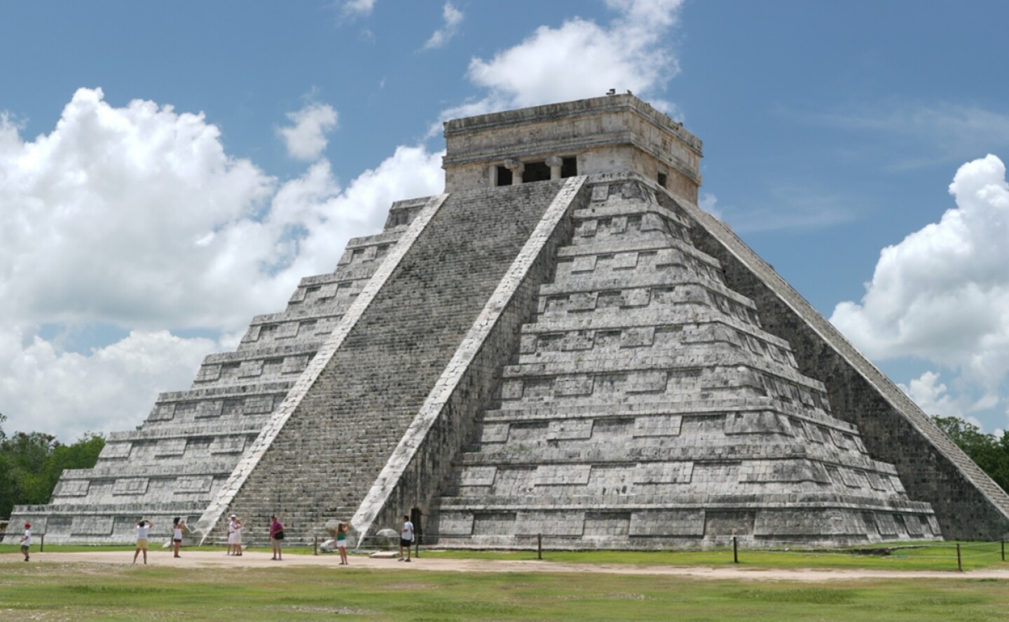 chichen_itza_escultura_serpiente_castillo_cenote_