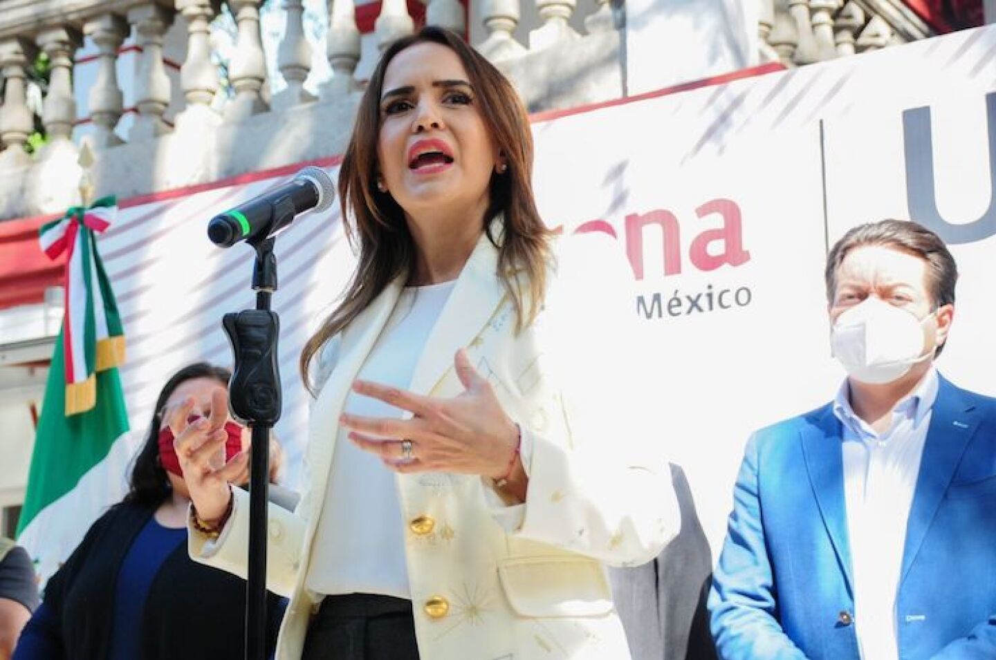 Clara Luz Flores, candidata de Morena a la gobernatura de Nuevo León, durante su participación en la conferencia.