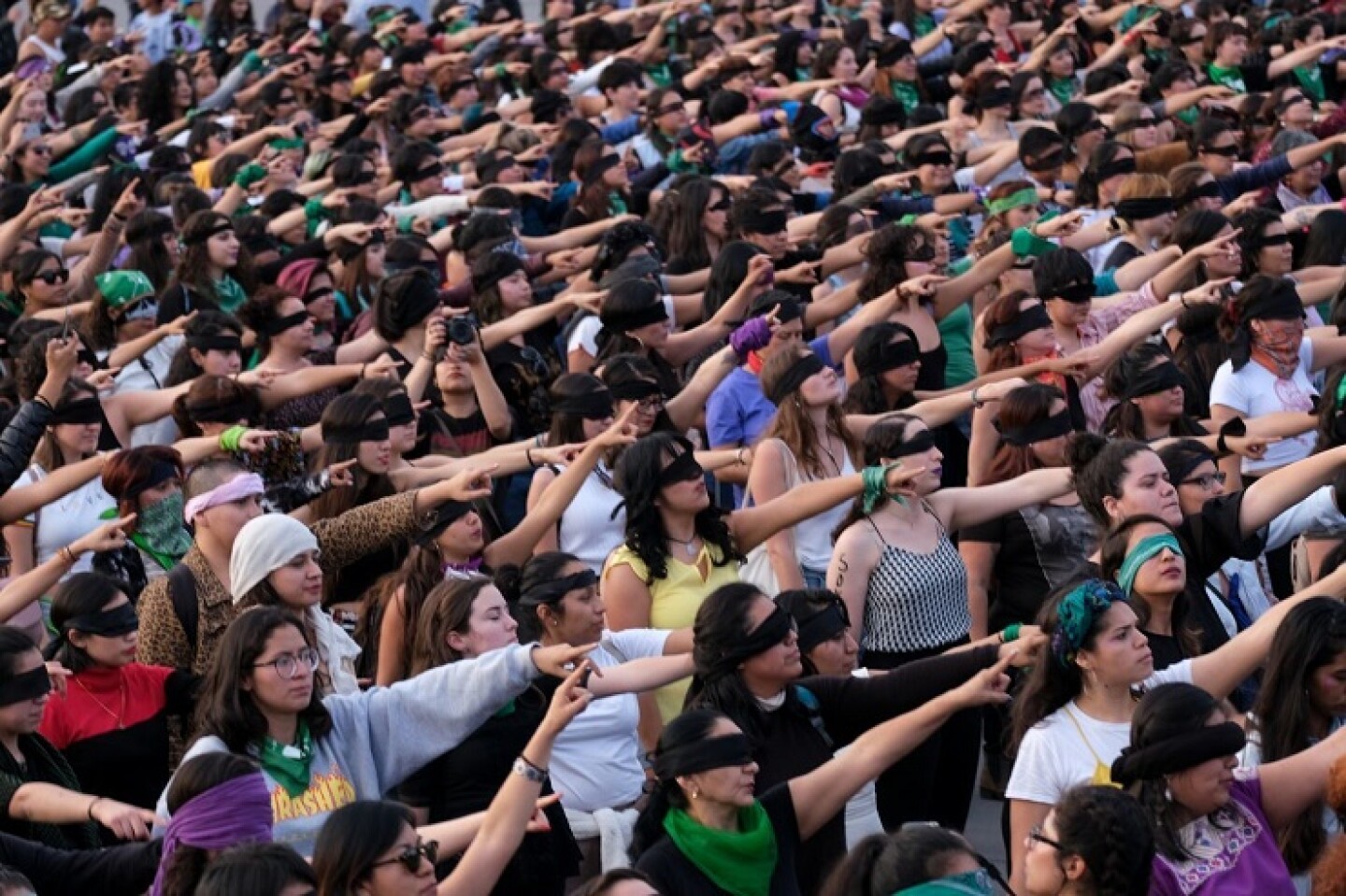 CIUDAD DE MÉXICO, 29NOVIEMBRE2019.- Cientos de mujeres asistieron a la Intervención "Un violador en tu camino", el cual organizó el Colectivo Aquelarre Violeta y la Colectiva La Tesis. El acto se realizó en el Zócalo capitalino. 
FOTO: GRACIELA LÓPEZ /CUARTOSCURO.COM