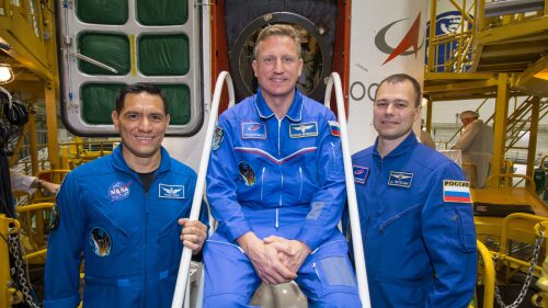 Rusos y estadounidense viajan a la EEI