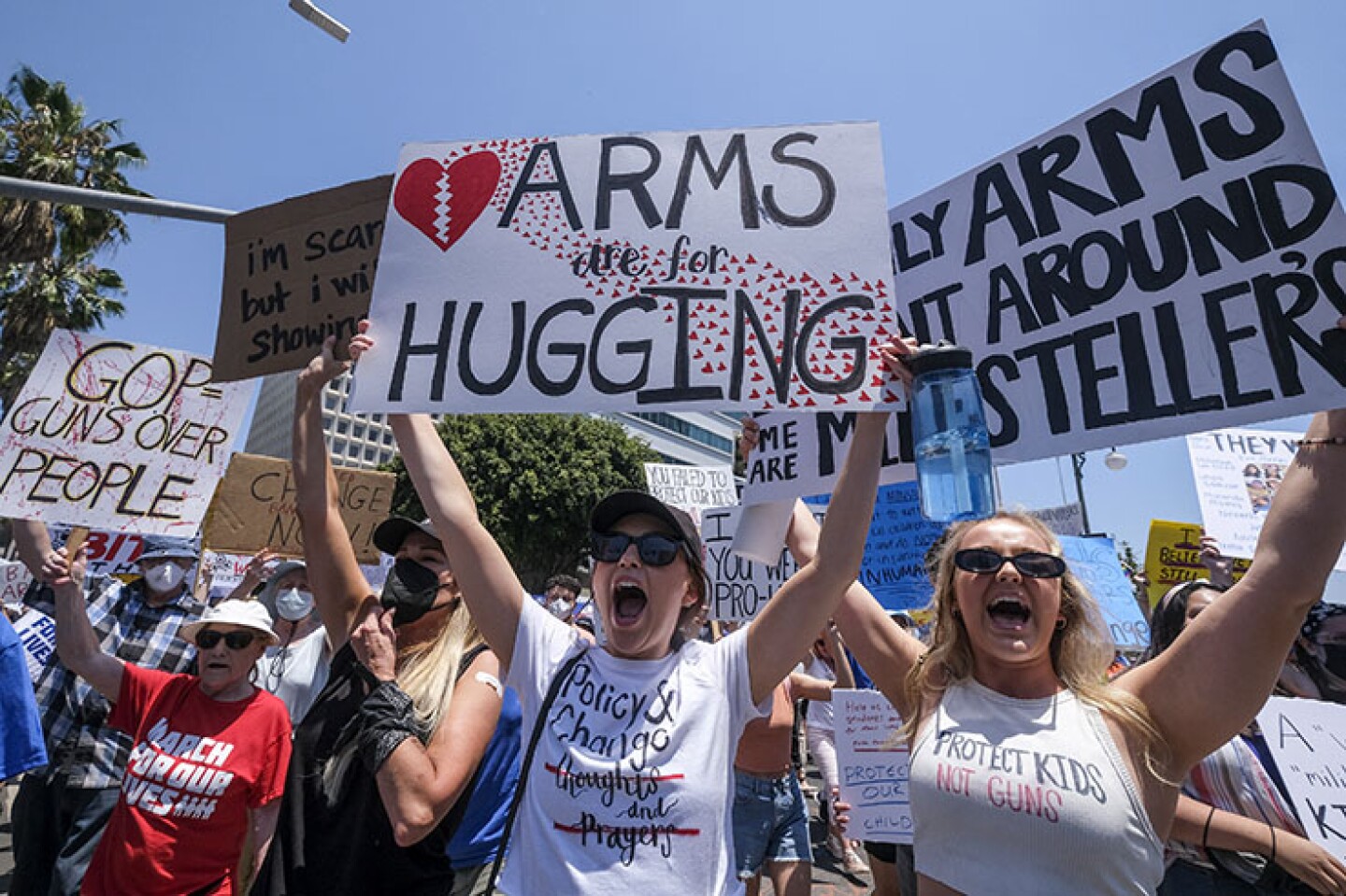 Miles protestan armas