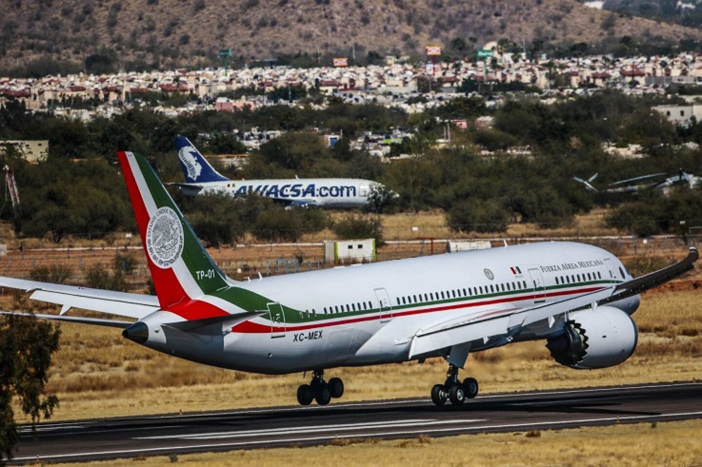 HERMOSILLO, SONORA, 10FEBRERO2016.- Primer vuelo del nuevo Avión Presidencial "Jose Maria Morelos", en su arribo al aeropuerto de Hermosillo. El Jefe del Ejecutivo Enrique Peña Nieto encabezó los festejos del 101 aniversario de la Fuerza Aérea Mexicana, celebrado en la Base Aérea Militar nº18.FOTO: MARGARITA GARCÍA /CUARTOSCURO.COM