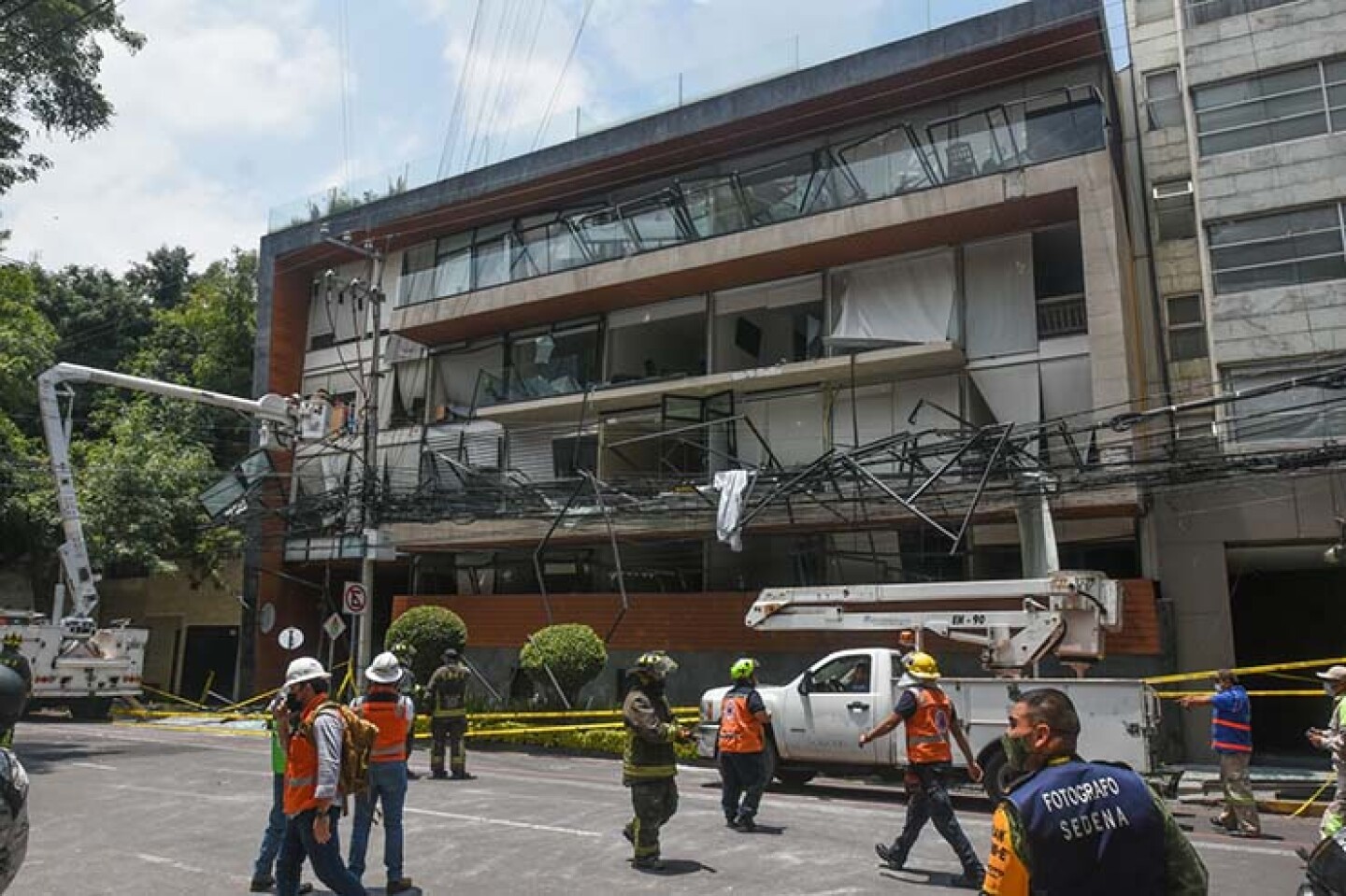 Un saldo de una persona muerta y 21 lesionadas es el saldo preliminar de una explosión ocurrida por acumulación de gas en un edifico en avenida Coyoacán, en la alcaldía Benito Juárez.