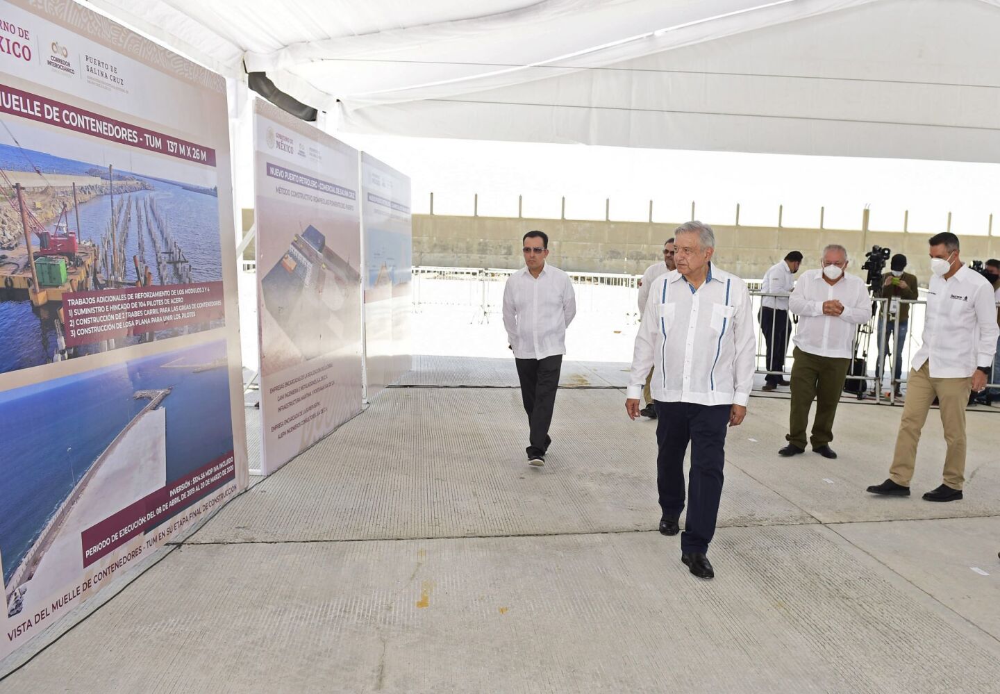 Andrés Manuel López Obrador, presidente de México, realizó un recorrido por los trabajos de modernización del puerto de Salina Cruz, Oaxaca.