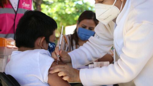 Ciudadanos cancunenses hicieron largas filas afuera del DIF municipal para la aplicación de vacunas de influenza, VPH, sarampión, tétanos y neumococo, la jornada se realizó en coordinación con el ISSSTE Cancún.