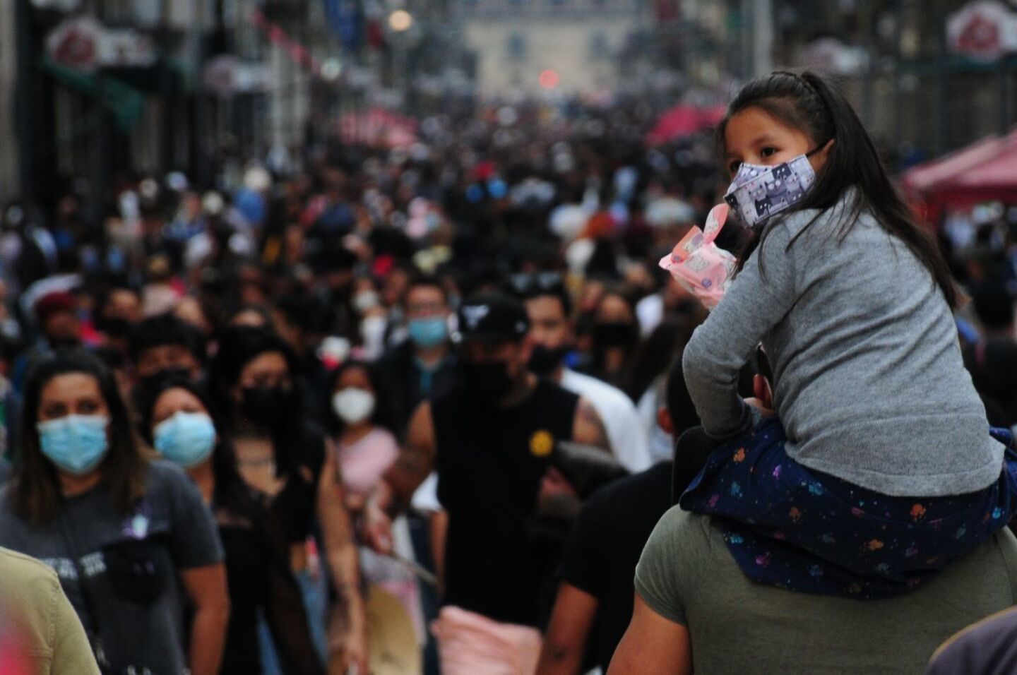 Una niña observa los edificios de la calle Madero en el Centro Histórico.