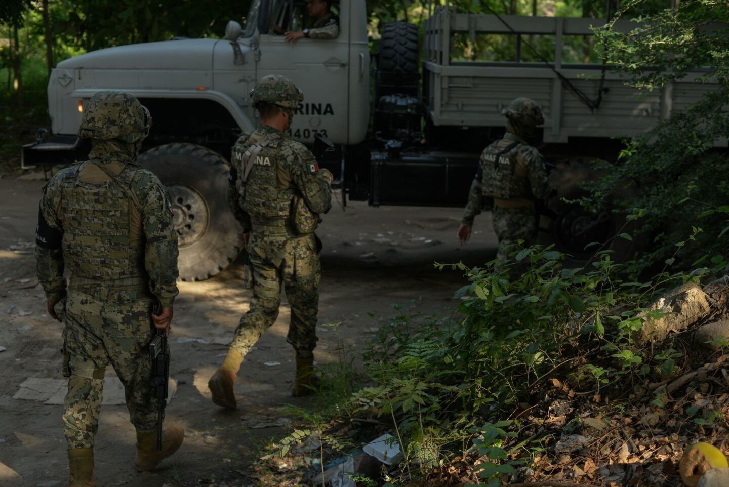 CIUDAD HIDALGO, CHIAPAS, 17JUNIO2019.- El río Suchiate es y ha sido desde hace mas de treinta años fuente de empleo para miles de personas, a través del comercio entre México y Guatemala, la implementación de seguridad para control migratorio a alterado la vida cotidiana de los pobladores y trabajadores, quienes tienen miedo de que las Fuerzas Armadas mexicanas interfieran con sus labores diarias. La presidenta municipal Sonia Hernandez acudió con los balseros esta mañana después de que elementos de la Marina visitaran por unos minutos el paso El Limón, para explicar a los trabajadores que la presencia de los marinos es solo para el control de la migración irregular y no por la mercancía, a pesar de haber aclarado que el gobierno federal hasta el momento no ha comunicado como será la actuación de la Guardia Nacional en este territorio. FOTO: ISABEL MATEOS /CUARTOSCURO.COM