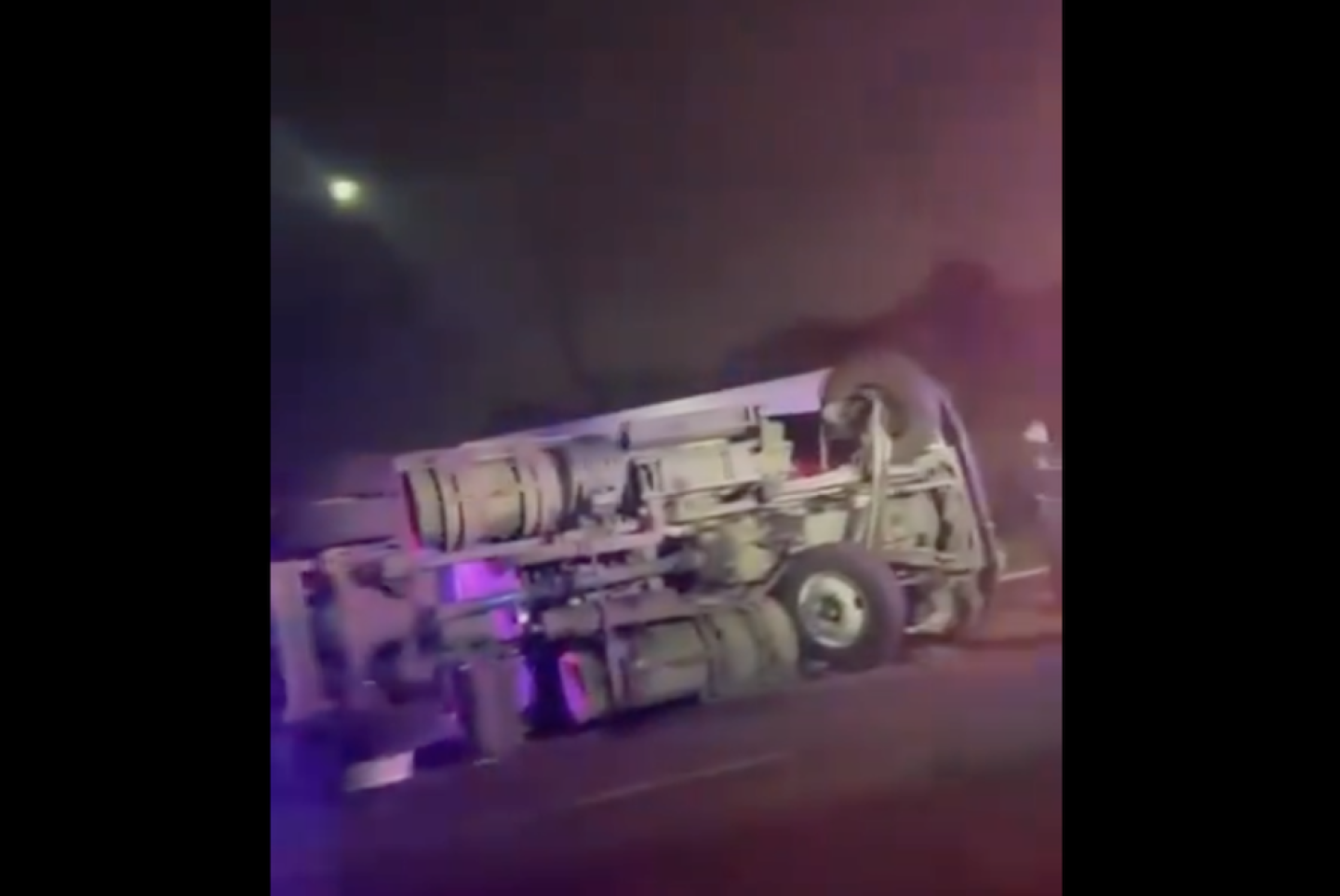 volcadura de tráiler en Tlalnepantla