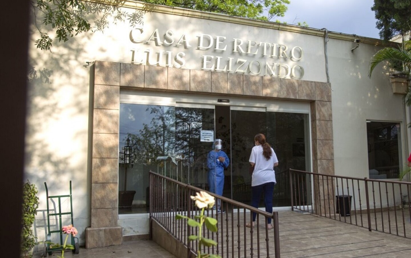 MONTERREY, NUEVO LEÓN, 06MAYO2020.- Un brote en una casa de reposo de adultos mayores ascendió a 50 contagios entre personal que labora en el lugar y ancianos. Al menos dos adultos mayores han sido trasladados a hospitales cercanos, los demás casos se encuentran en aislamiento en el lugar.FOTO: GABRIELA PÉREZ MONTIEL / CUARTOSCURO.COM