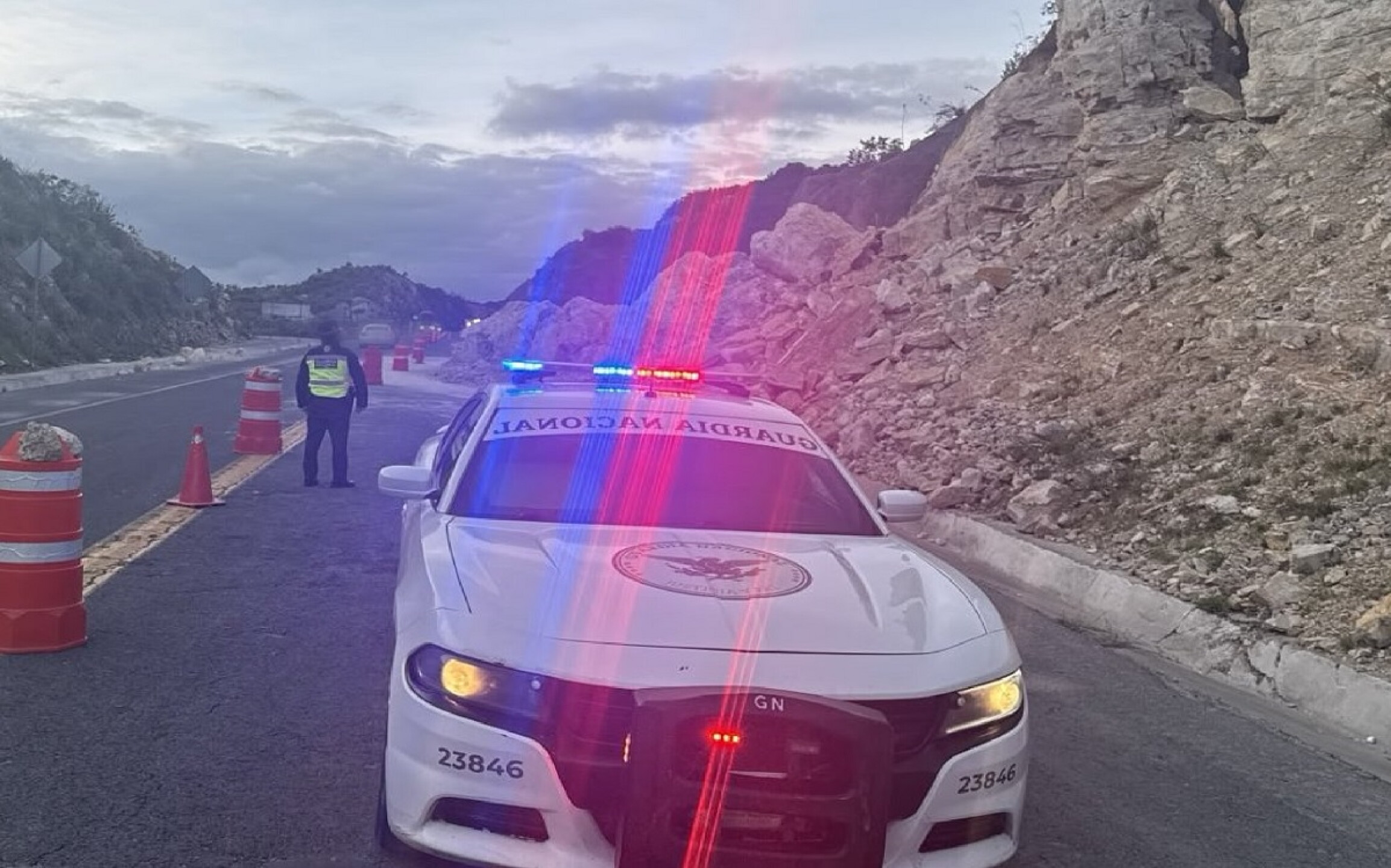 en #Puebla continua cierre parcial de circulación tras deslave de talud, cerca del km. 019+600 de la carretera Cuacnopalan-Oaxaca