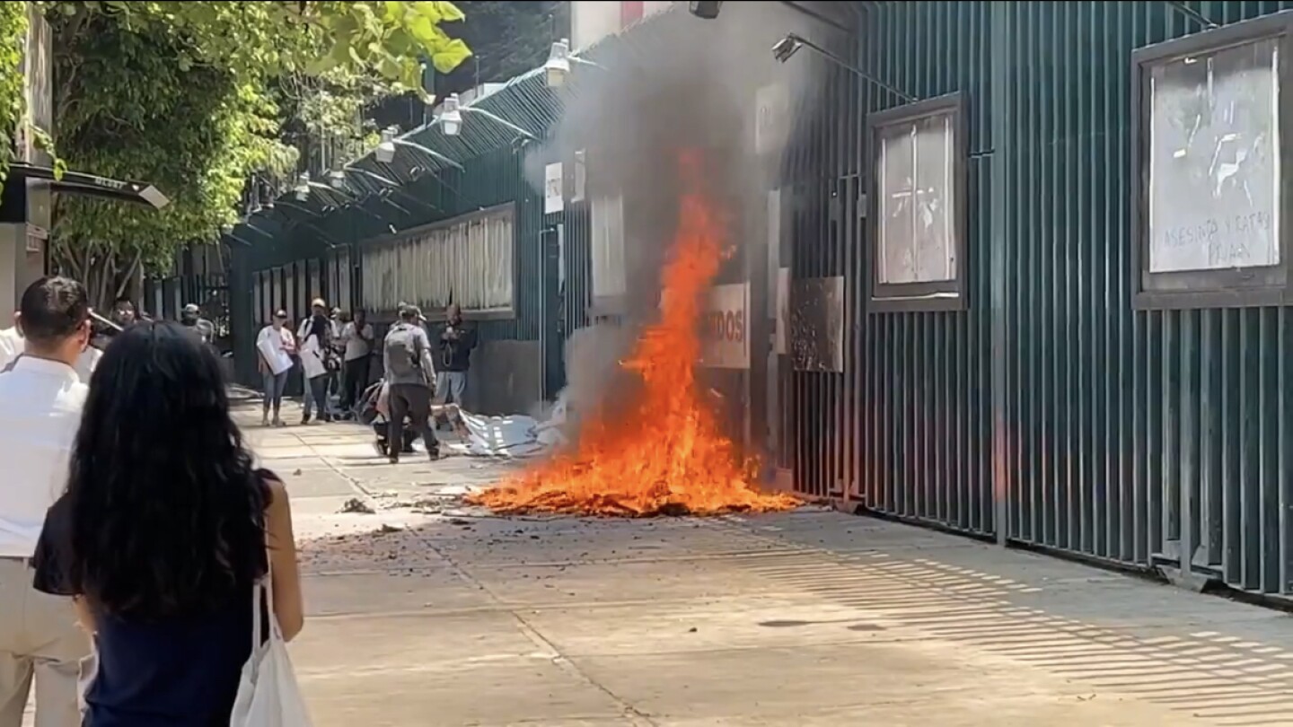 Integrantes del CNTE queman propaganda en sedes del PRI y PAN en CDMX