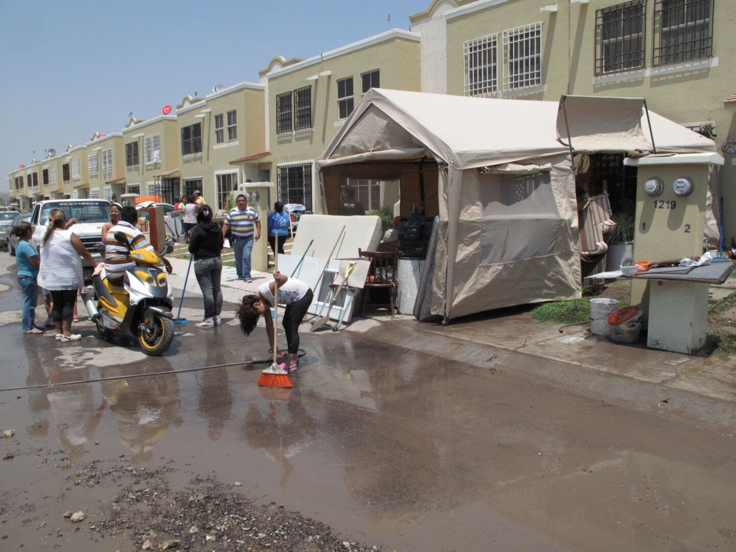 QUERÉTARO, QUERÉTARO, 16ABRIL2011.- Decenas de familias resultaron afectadas después de que se rompió un ducto del Acuaférico, lo que provocó que se inundará la Colonia Rancho San Antonio, de donde se reportan por lo menos 15 casas con perdidas totales. FOTO: DEMIAN CHÁVEZ/CUARTOSCURO.COM