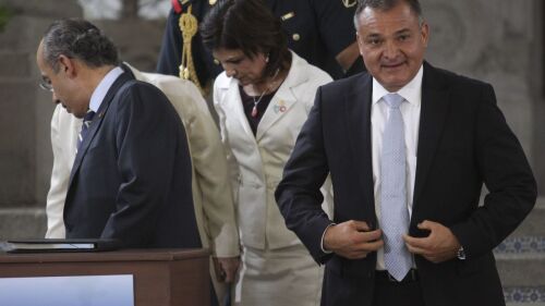 MÉXICO, D.F., 13JUNIO2012.- Felipe Calderón Hinojosa, presidente de México; y Genraro García Luna, Secretario de Seguridad Pública Federal, encabezaron la firma del Decreto que expide la Ley General para prevenir, sancionar y erradicar los delitos en materia de trata de personas y para la protección y asistencia de las víctimas de delitos en la escalinata de la Casa Miguel Alemán de la Residencia Oficial de Los Pinos.FOTO: IVÁN STEPHENS /CUARTOSCURO.COM