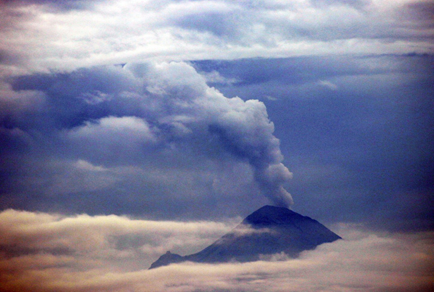 Decenas de exhalaciones ha emitido el Popocatépetl en las últimas horas.