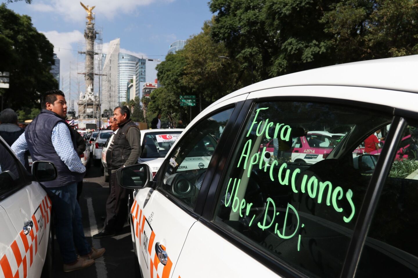 CIUDAD DE MÉXICO, 07OCTUBRE2019.- Operadores de taxis mantienen un bloque sobre Paseo de la Reforma para exigir la regulación de aplicaciones de transporte particular como UBER y Cabify en la capital. FOTO: GALO CAÑAS /CUARTOSCURO.COM